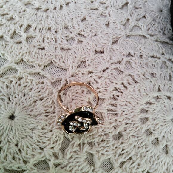 Women's Fashion Flower Ring with Clear Rhinestones in Black Gold Tone Size 7 - Picture 11 of 11